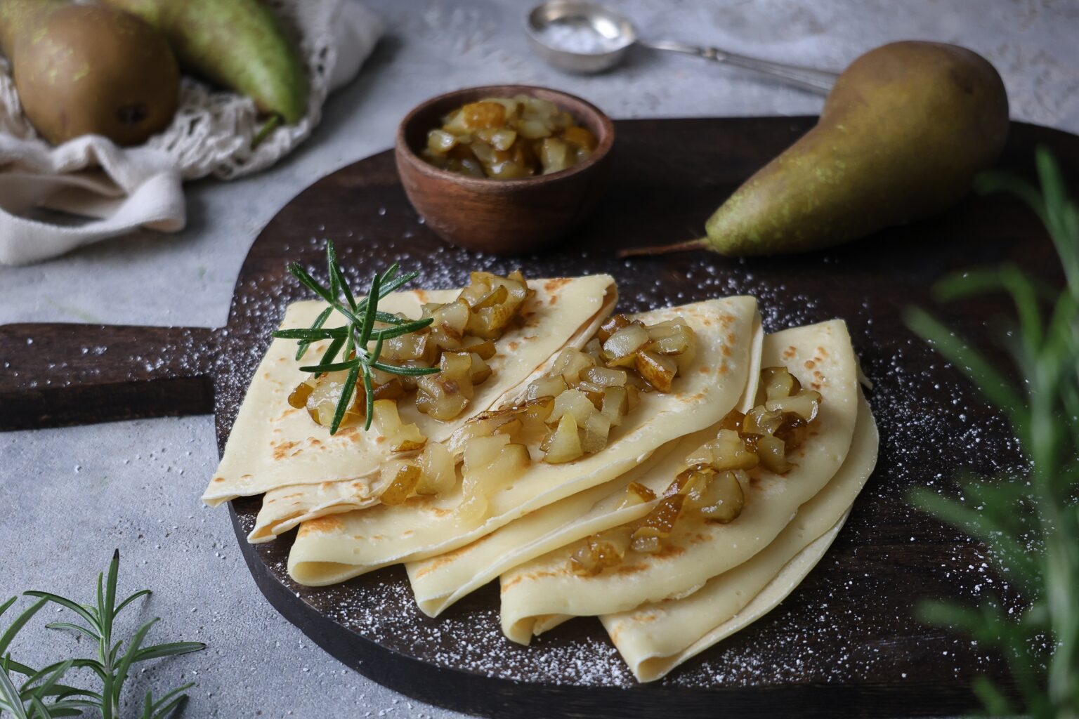 3_Severin_Crepes_Birnenkompott_Amaretto_2023_Stylingkitchen