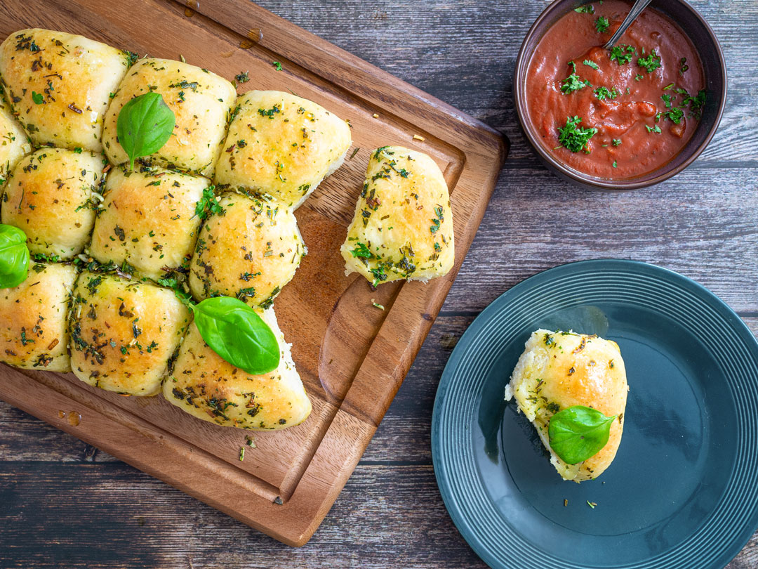 Cheesy garlic Bubble Bread mit frischem Tomaten-Dip