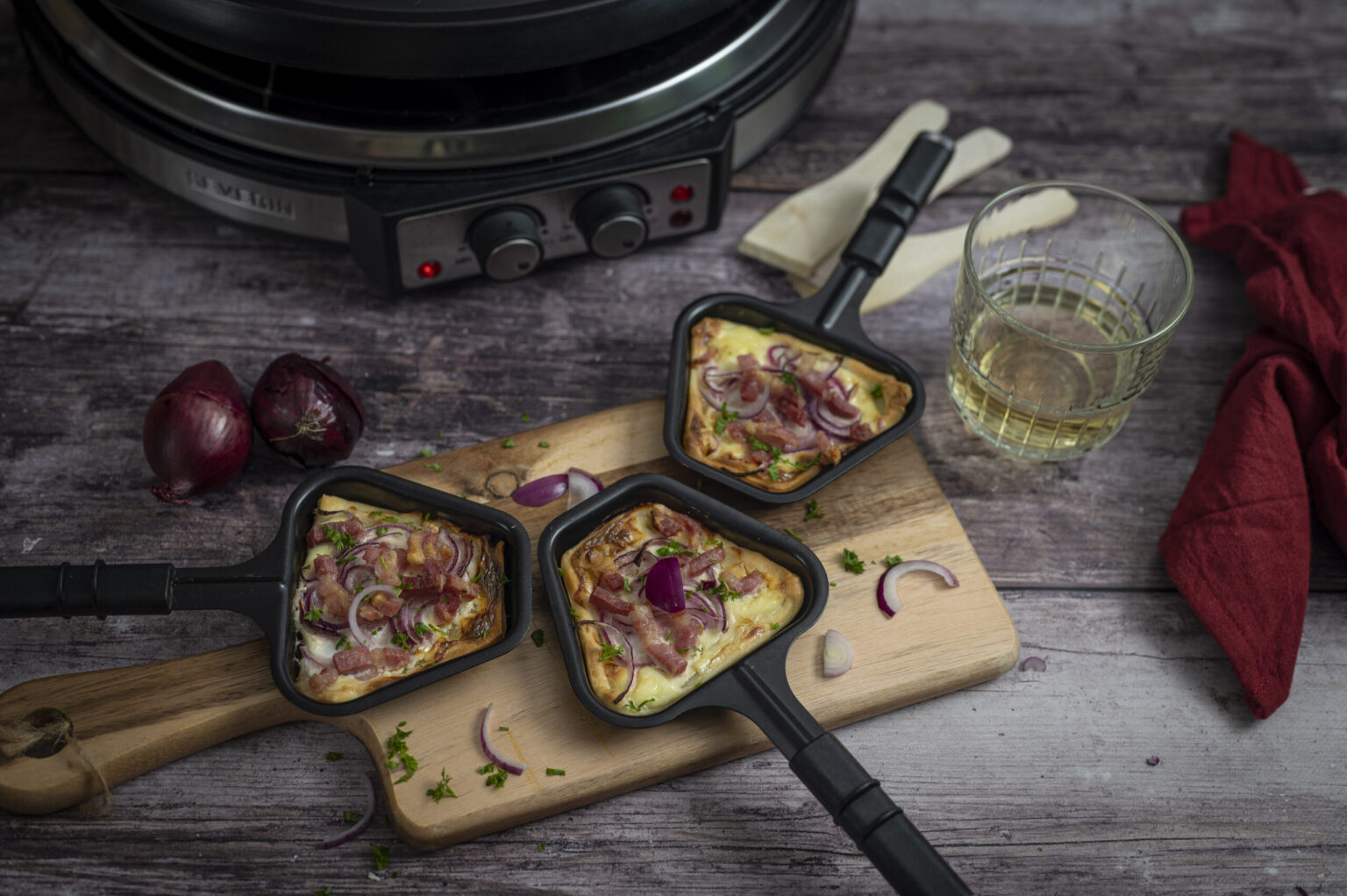 Raclette_Flammkuchen-scaled